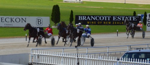 Home straight Souvenir Glory in lead